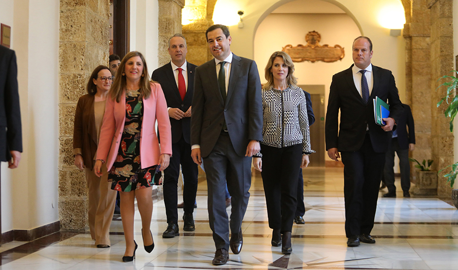 El presidente de la Junta, Juanma Moreno, con las autoridades de Cádiz por los pasillos de la Diputación.